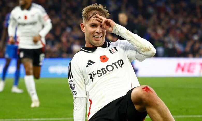 La amapola roja, en la camiseta de Smithe Rowe (Fulham)