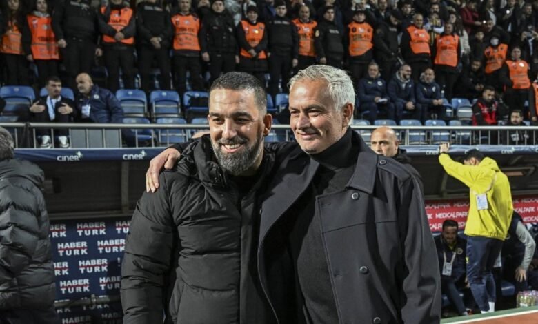 Arda Turan y José Mourinho, antes del partido