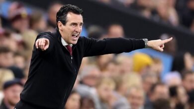 Unai Emery dirigiendo a sus jugadores