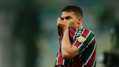 Thiago Silva besando el escudo de Fluminense