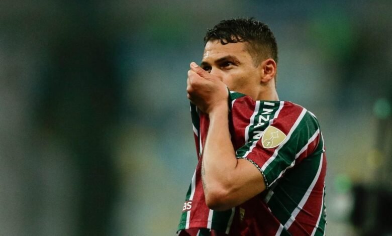 Thiago Silva besando el escudo de Fluminense