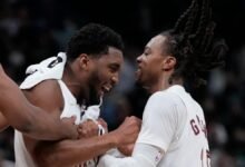 Donovan Mitchell y Darius Garland celebrando con los Cavaliers.