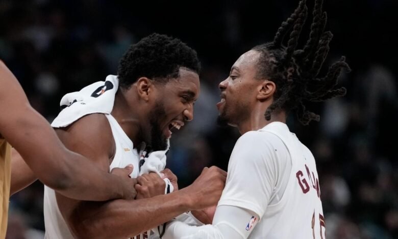 Donovan Mitchell y Darius Garland celebrando con los Cavaliers.