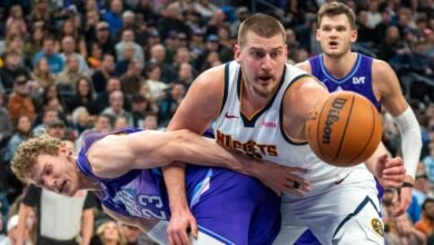 Nikola Jokic, con los Denver Nuggets, ante Lauri Markkanen de los Utah Jazz