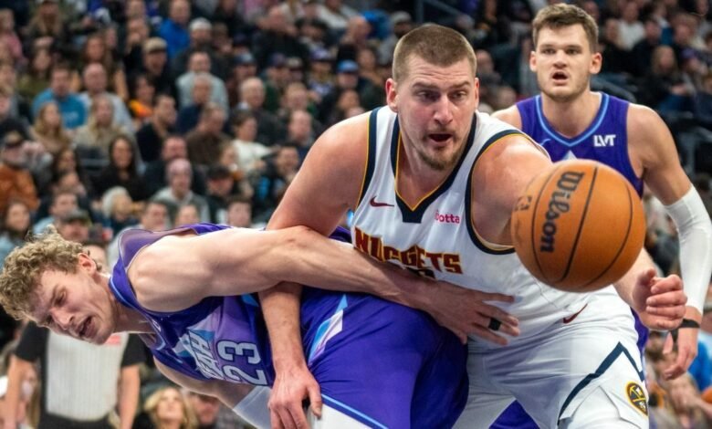 Nikola Jokic, con los Denver Nuggets, ante Lauri Markkanen de los Utah Jazz