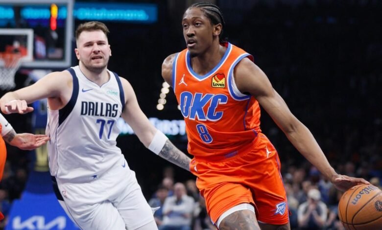 Jalen Williams de los Oklahoma City Thunder, ante Luka Doncic de los Dallas Maverick