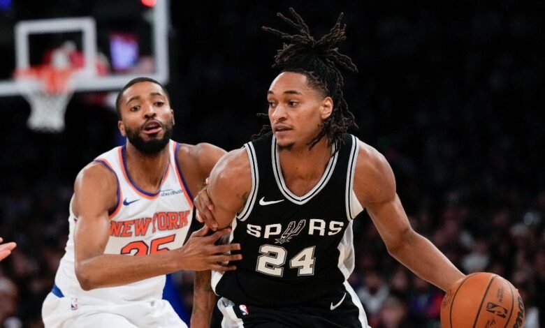 New York Knicks' Mikal Bridges, left, defends San Antonio Spurs' Devin Vassell during the first half of an NBA basketball game, Wednesday, Dec. 25, 2024, in New York. (AP Photo/Seth Wenig)