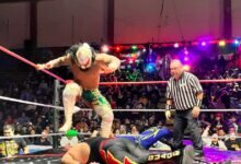 Shocker reaparece en el ring de lucha libre; sale sangrando y en camilla