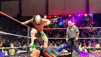 Shocker reaparece en el ring de lucha libre; sale sangrando y en camilla