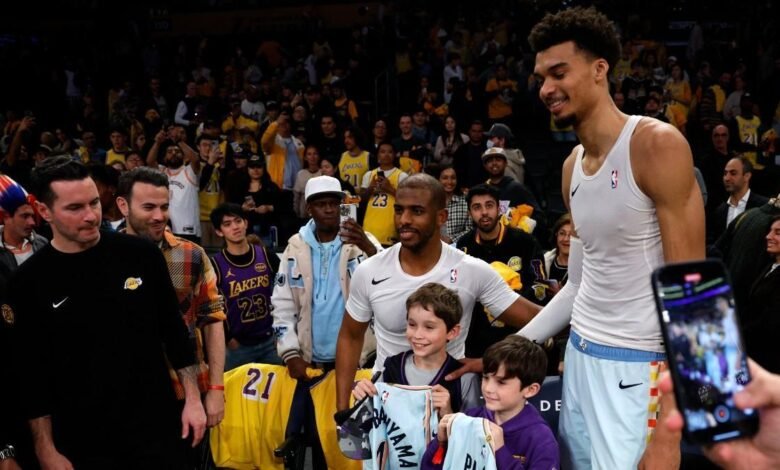 Paul y Wembanyama le regalaron sus camisetas a los hijos de Redick