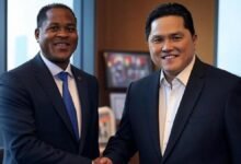 Kluivert, junto a Thohir