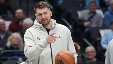 Luka Doncic vestido de calle en el partido de los Mavericks ante los Timberwolves