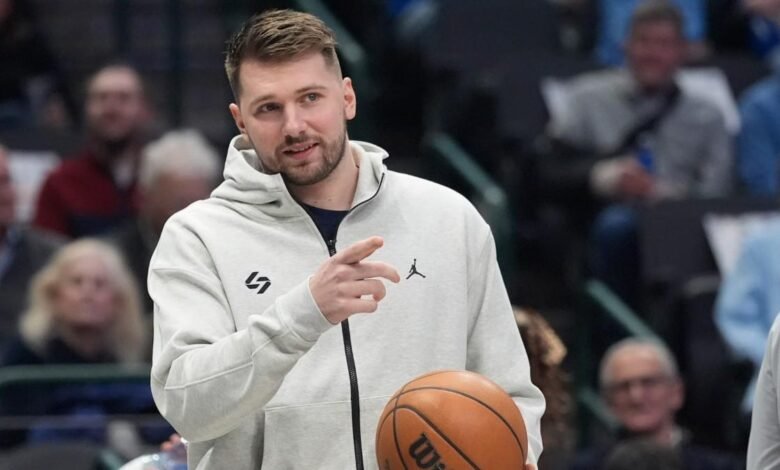 Luka Doncic vestido de calle en el partido de los Mavericks ante los Timberwolves