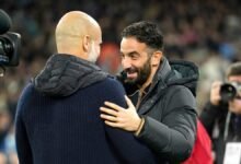 Pep Guardiola y Rúben Amorim se saludan antes del Manchester City-Manchester United que se celebró en el Etihad