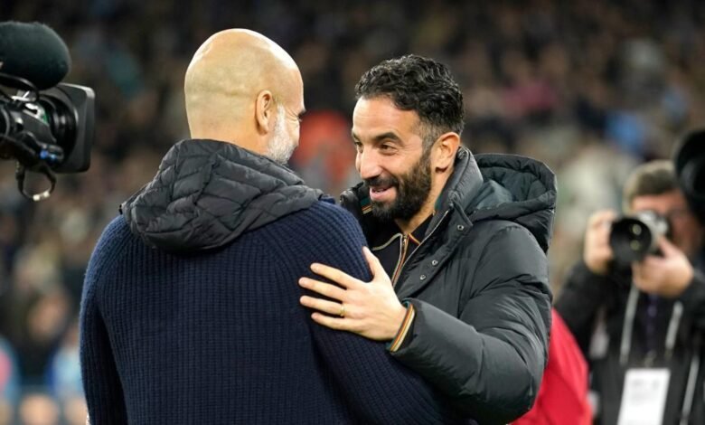 Pep Guardiola y Rúben Amorim se saludan antes del Manchester City-Manchester United que se celebró en el Etihad