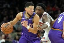 Devin Booker, nuevo máximo anotador de la historia de los Suns.