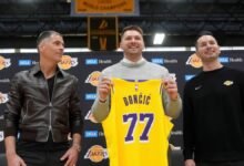 Rob Pelinka -izquierda-, junto a Luka Doncic y al técnico JJ Redick